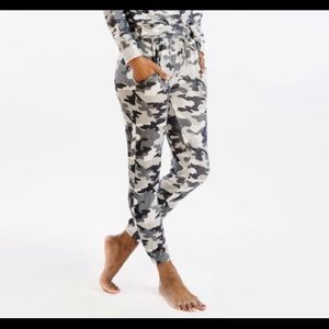 Zyia Grey Camo lounge boyfriend sweats size M EUC